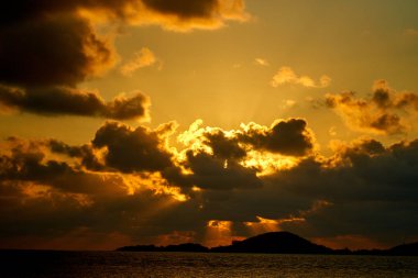 Tayland'da tropik bir plajda gün doğumu