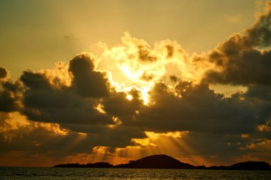 Tayland'da tropik bir plajda gün doğumu