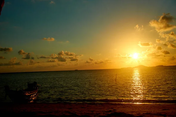 Východ slunce na tropické pláži v Thajsku — Stock fotografie