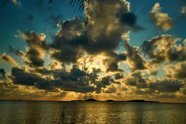 Alba su una spiaggia tropicale in Thailandia — Foto Stock