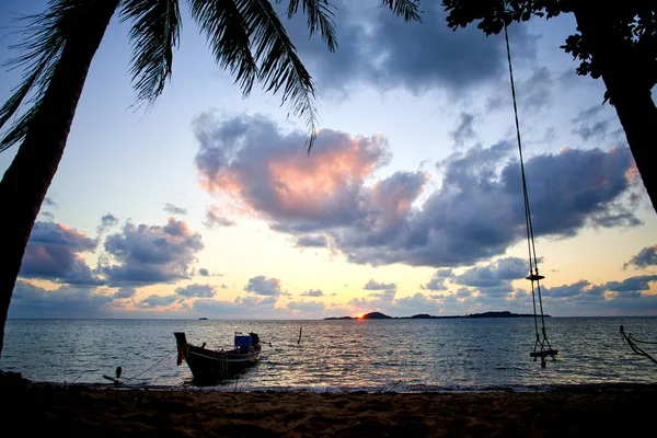 Barca in una spiaggia tropicale in Thailandia — Foto Stock