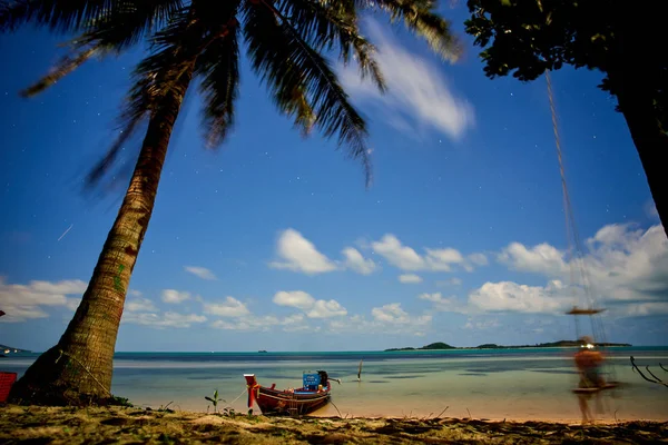 Boat at a tropical beach in Thailand — Stock Photo, Image