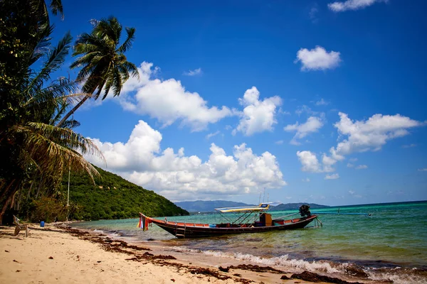 Barco em uma praia tropical na Tailândia — Fotografia de Stock