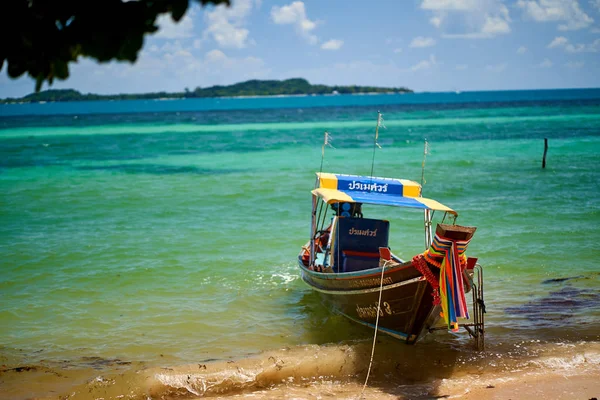 Boat at a tropical beach in Thailand — Stock Photo, Image