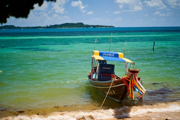 Boat at a tropical beach in Thailand — Stock Photo, Image