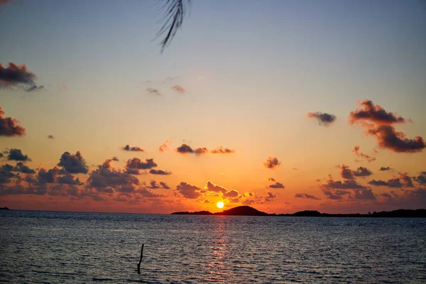 Alba su una spiaggia tropicale in Thailandia — Foto Stock