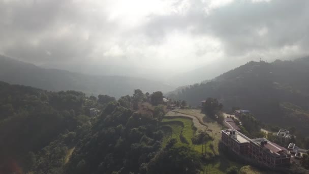 Antiguo monasterio budista en Himalaya Nepal desde el aire — Vídeo de stock