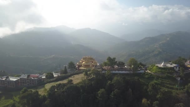 Oude boeddhistische klooster in Nepal Himalaya uit lucht — Stockvideo