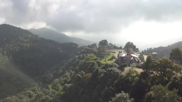 Antiguo monasterio budista en Himalaya Nepal desde el aire — Vídeos de Stock