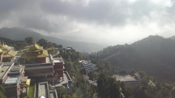 Buddyjski klasztor w Himalaje Nepalu z powietrza — Wideo stockowe