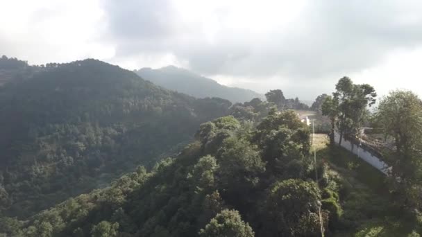 Altes buddhistisches Kloster im Himalaya Nepal aus der Luft — Stockvideo