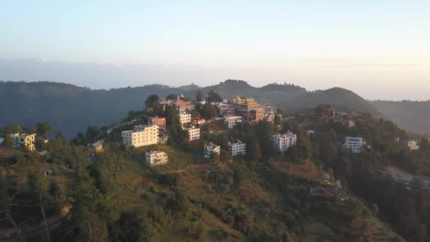 Oude boeddhistische klooster in Nepal Himalaya uit lucht — Stockvideo