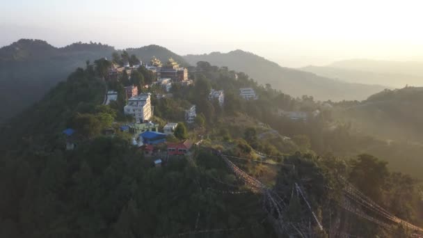 Antiguo monasterio budista en Himalaya Nepal desde el aire — Vídeo de stock