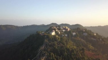 Eski Budist manastır Himalayalar Nepal--dan soluduğumuz hava