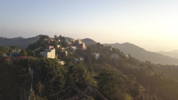 Gamle buddhistiske kloster i Himalaya Nepal fra luften – stockvideo