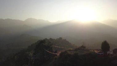Günbatımı dağ Vadisi Himalaya Dağları'nda yukarıda