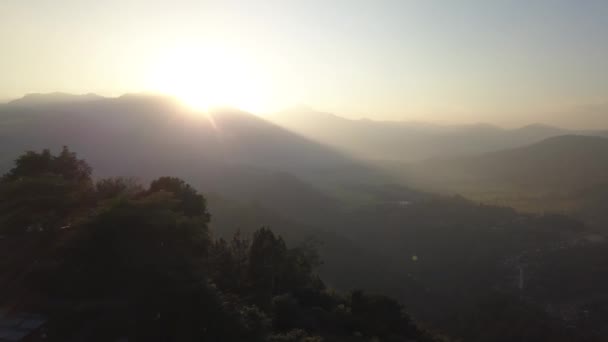 Solnedgången över bergen i dalen Himalaya bergen — Stockvideo