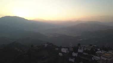 Günbatımı dağ Vadisi Himalaya Dağları'nda yukarıda