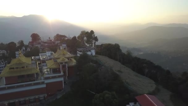 Puesta de sol sobre montaña en valle Himalaya — Vídeos de Stock
