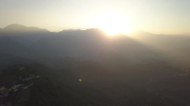 Solnedgången över bergen i dalen Himalaya bergen — Stockvideo