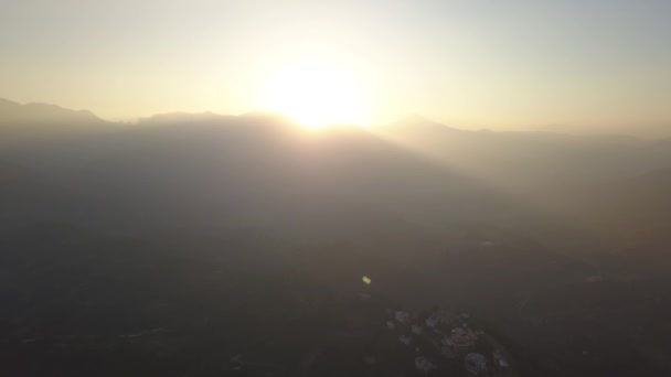 在喜马拉雅山山谷的山之上的日落 — 图库视频影像