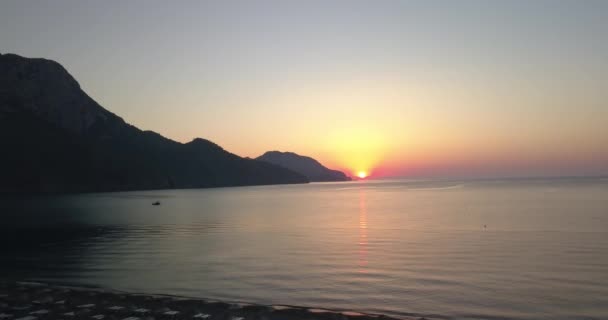 Silueta del amanecer en la playa Turquía — Vídeo de stock