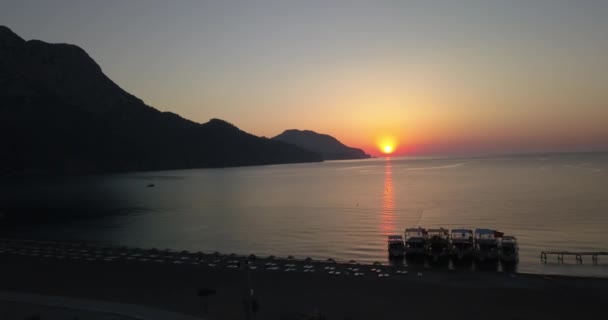 Silueta del amanecer en la playa Turquía — Vídeo de stock