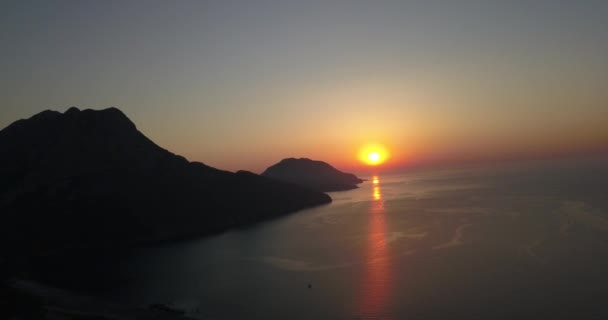 Silueta del amanecer en la playa Turquía — Vídeo de stock