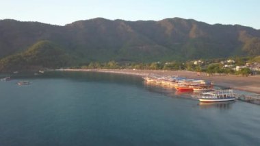 Mavi deniz laguna arka planda Türkiye'de tekne