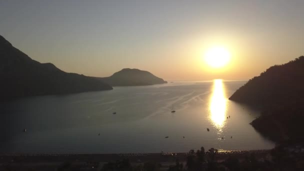 Ανατολή ηλίου σιλουέτα στην παραλία Τουρκία — Αρχείο Βίντεο