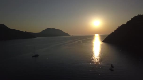 Sunrise sziluettje a strandon, Törökország — Stock videók