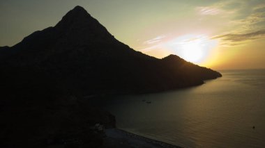 Türkiye sahilinde gündoğumu silueti