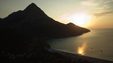 Türkiye sahilinde gündoğumu silueti