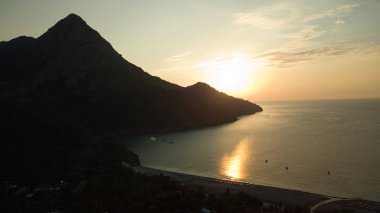 Türkiye sahilinde gündoğumu silueti