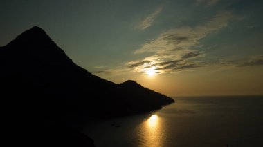 Türkiye sahilinde gündoğumu silueti