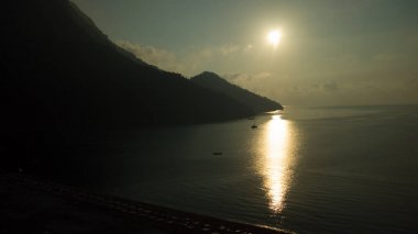 Türkiye sahilinde gündoğumu silueti