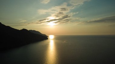 Türkiye sahilinde gündoğumu silueti