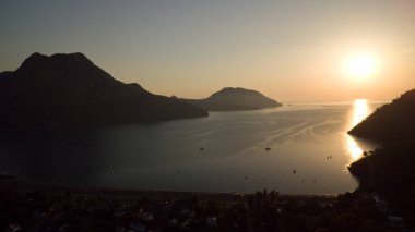 Türkiye sahilinde gündoğumu silueti