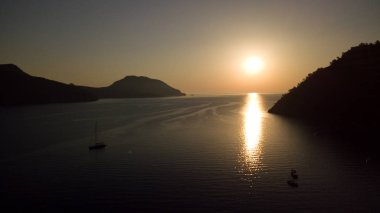 Türkiye sahilinde gündoğumu silueti