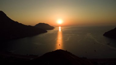 Türkiye sahilinde gündoğumu silueti