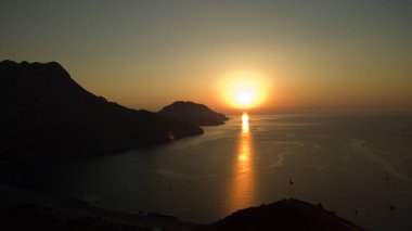 Türkiye sahilinde gündoğumu silueti