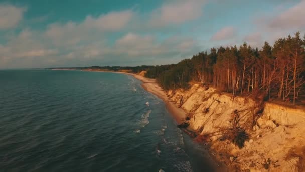 Закат у береговой линии Балтийского моря Юркалне Вид с воздуха Латвия — стоковое видео