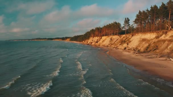 Zonsondergang in de buurt van kustlijn Oostzee Jurkalne antenne weergave Letland — Stockvideo