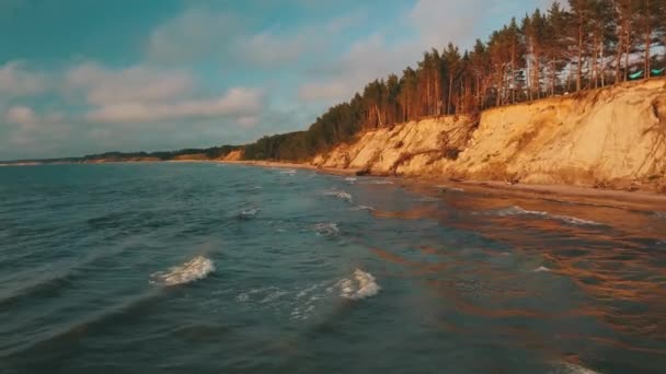 Solnedgången nära kusten Östersjön Jūrkalne Aerial view Lettland — Stockvideo