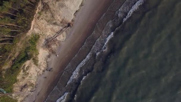 Закат у береговой линии Балтийского моря Юркалне Вид с воздуха Латвия — стоковое видео