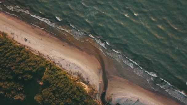 Zonsondergang in de buurt van kustlijn Oostzee Jurkalne antenne weergave Letland — Stockvideo