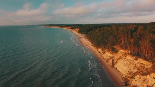 Zonsondergang in de buurt van kustlijn Oostzee Jurkalne antenne weergave Letland — Stockvideo