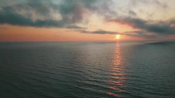 Pôr do sol perto da costa Mar Báltico Jurkalne Vista aérea Letónia — Vídeo de Stock