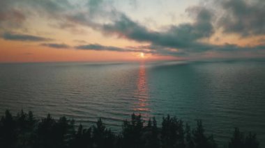 Günbatımı yakınındaki kıyı şeridi Baltık Denizi Jurkalne havadan görünümü Letonya