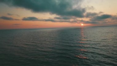 Günbatımı yakınındaki kıyı şeridi Baltık Denizi Jurkalne havadan görünümü Letonya